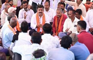 ग्रामीणों के बीच जमीन पर बैठकर उप मुख्यमंत्री ने किया आत्मीय संवाद, 74.80 लाख रुपए के विकास कार्यों की दी सौगात