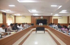 कलेक्टर श्री अजीत वसंत ने राजस्व अधिकारियों की ली समीक्षा बैठक