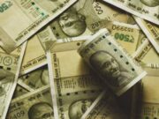 कार के दरवाजे में बने थे खुफिया खाने, ठूंस रखे थे नोटों के बंडल, DRI ने रोका तो खुल गया 3 करोड़ का राज