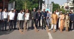 राज्यपाल श्री डेका ने गांधी जयंती पर की साफ-सफाई