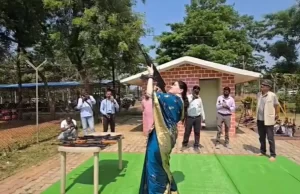 राजनांदगांव: साड़ी पहनकर AK-47 से हर्ष फायरिंग मामले में गरमाई सियासत, पीएचक्यू ने एसपी अंकिता शर्मा से मांगा स्पष्टीकरण…