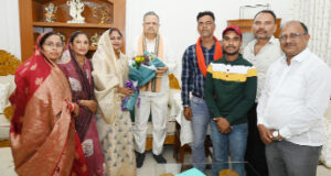 नगर पंचायत घुमका के विकास के लिए अध्यक्ष फूलमती वर्मा ने विधानसभा अध्यक्ष डॉ. रमन सिंह को सौंपा मांग पत्र…