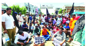 चिखली की बदहाली पर फूटा वार्डवासियों का गुस्सा, सडक़ पर पुतले रखकर किया जोरदार चक्काजाम…