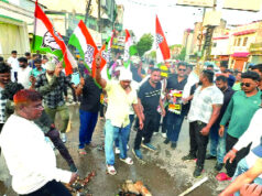 काला दिवस पर कांग्रेस का उग्र प्रदर्शन : राहुल गांधी की गिरफ्तारी के विरोध में फूंका पुतला, मुख्य चुनाव आयुक्त का भी किया दहन…