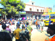 कृषि केंद्र संचालक पर हमले के बाद नर्मदा चौक पर चक्काजाम, दो घंटे थमी रही आवाजाही…