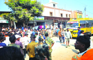 कृषि केंद्र संचालक पर हमले के बाद नर्मदा चौक पर चक्काजाम, दो घंटे थमी रही आवाजाही…