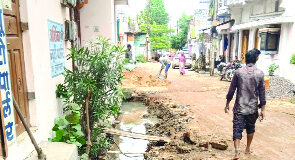 25 फीट सडक़ चौड़ीकरण पर अड़े वार्डवासी, विरोध के फेर में 7 साल से अटका क्लब चौक मार्ग का कार्य…
