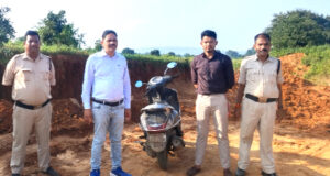 अवैध मुरूम खनन की शिकायत पर अधिकारियों ने दी दस्तक, ग्रामीणों के पहुंचते ही वाहन चालक फरार…