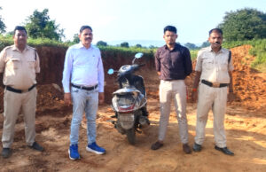 अवैध मुरूम खनन की शिकायत पर अधिकारियों ने दी दस्तक, ग्रामीणों के पहुंचते ही वाहन चालक फरार…