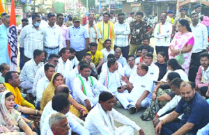 डोंगरगांव पुलिस के खिलाफ कांग्रेस ने खोला मोर्चा….