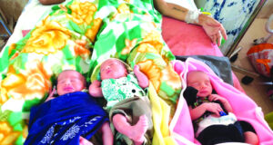 मेडिकल कॉलेज अस्पताल में दुर्लभ ट्रिपलेट डिलीवरी : दो शिशुओं का सामान्य तो तीसरे का हुआ सीजेरियन प्रसव…