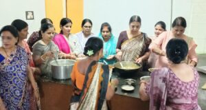 पितृ पक्ष में बुजुर्गों के बीच पहुंचीं वीरांगना-पद्मावत की महिलाएं, भोजन कराया… भजन गाए और लिया आशीर्वाद…
