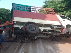 धमतरी में बड़ा सड़क हादसा: गंगरेल से लौट रही पिकअप पलटी, 25 से अधिक लोग घायल; बच्चों को भी आई चोटें…