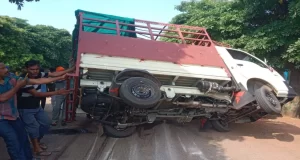 धमतरी में बड़ा सड़क हादसा: गंगरेल से लौट रही पिकअप पलटी, 25 से अधिक लोग घायल; बच्चों को भी आई चोटें…
