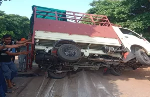 धमतरी में बड़ा सड़क हादसा: गंगरेल से लौट रही पिकअप पलटी, 25 से अधिक लोग घायल; बच्चों को भी आई चोटें…
