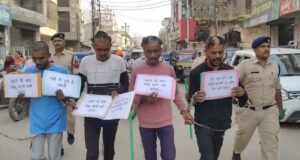 पिता-पुत्र पर चाकू से हमला: पुलिस ने एक नाबालिग सहित 5 को किया गिरफ्तार, चार का सिर मुड़वाकर निकाला जुलूस…
