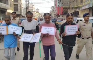 पिता-पुत्र पर चाकू से हमला: पुलिस ने एक नाबालिग सहित 5 को किया गिरफ्तार, चार का सिर मुड़वाकर निकाला जुलूस…